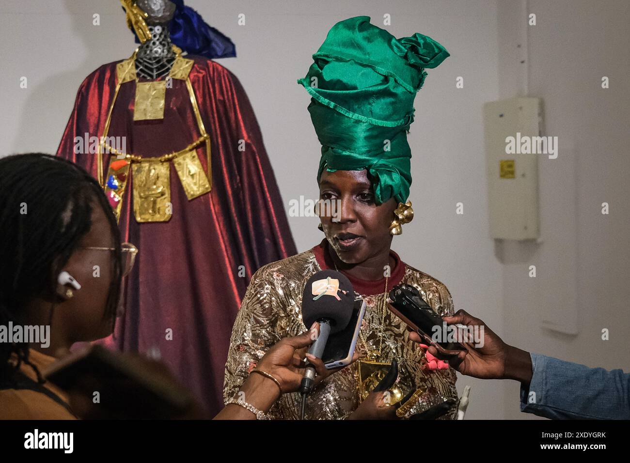 Dakar, Senegal. 13 giugno 2024. Nicolas Remene/le Pictorium - mostra collettiva Sunu Diggante - 13/06/2024 - Senegal/Dakar/Dakar - Designer Khadija Aisha Ba e creatrice del marchio -l'Artisane- intervista in occasione dell'apertura della mostra collettiva 'Sunu Diggante' con Galerie ???? 19M Dakar, 13 giugno 2024. All'IFAN - Musee Theodore-Monod d'Art africain.de Dakar. Crediti: LE PICTORIUM/Alamy Live News Foto Stock