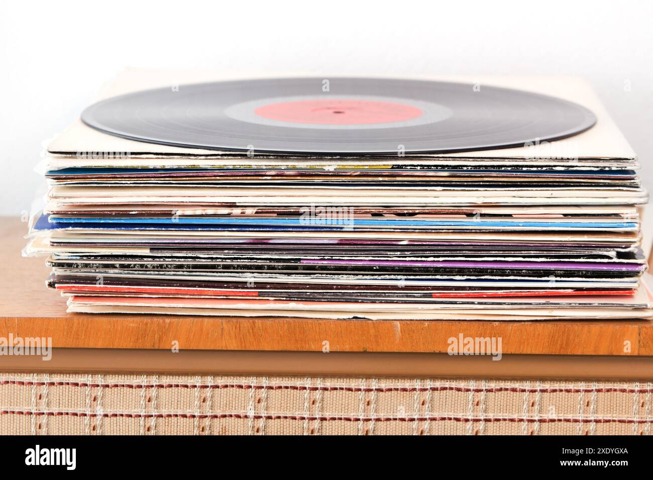 Una pila di dischi in vinile Foto Stock