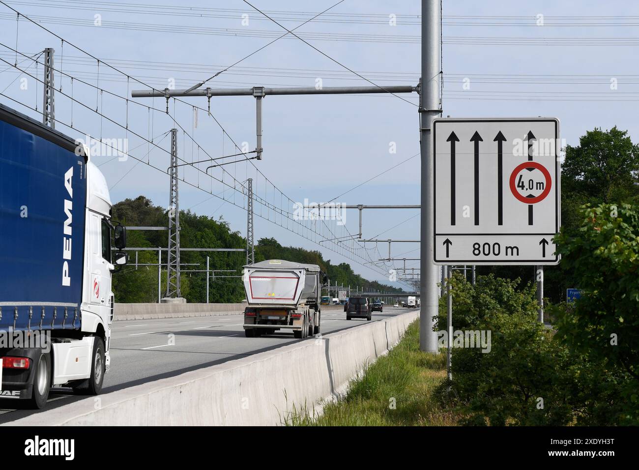 Pista di prova e-Highway sulla superstrada A5 tra Darmstadt e Francoforte (D) per camion ibridi elettrici Foto Stock