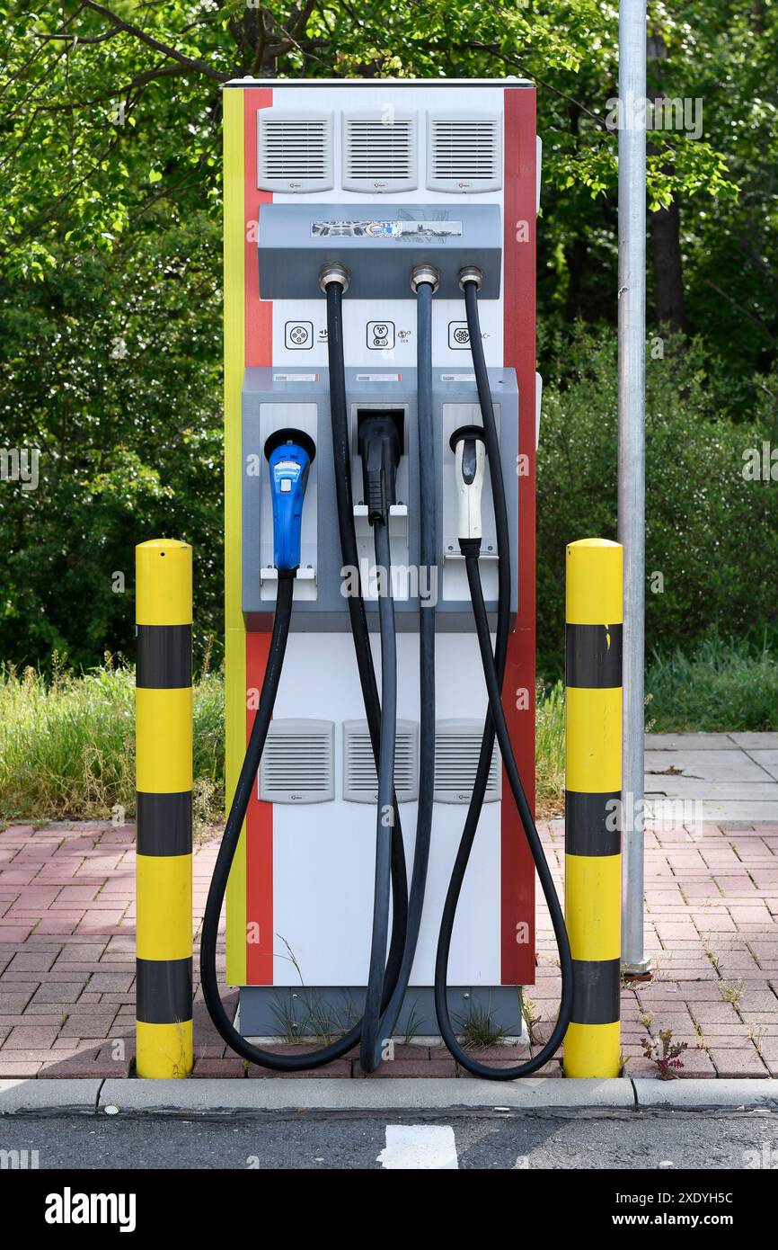 Pompa carburante elettrica per veicoli elettrici sulla superstrada BAB A5 vicino Francoforte / Germania Foto Stock