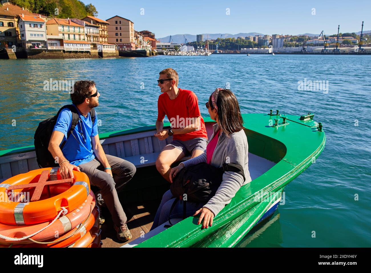 Gruppo di turisti e guida, tour in barca, Pasai Donibane, Pasajes de San Juan, Gipuzkoa, Paesi Baschi, Spagna, Europa Foto Stock