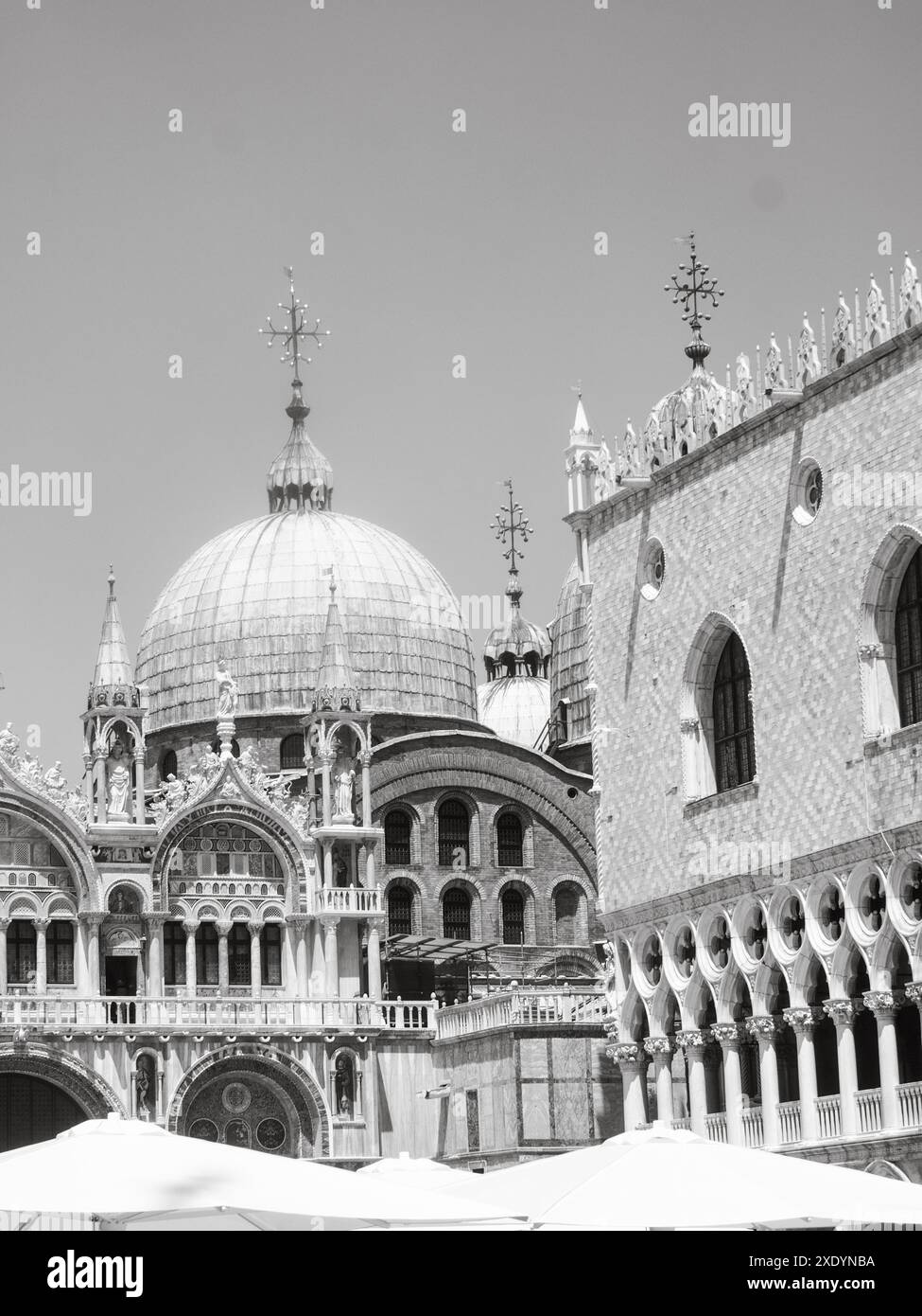 Venezia, Italia - 30 giugno 20220 la facciata della basilica di San Marco, con il suo disegno ornato e le dettagliate opere in pietra, viene catturata in bianco e nero Foto Stock
