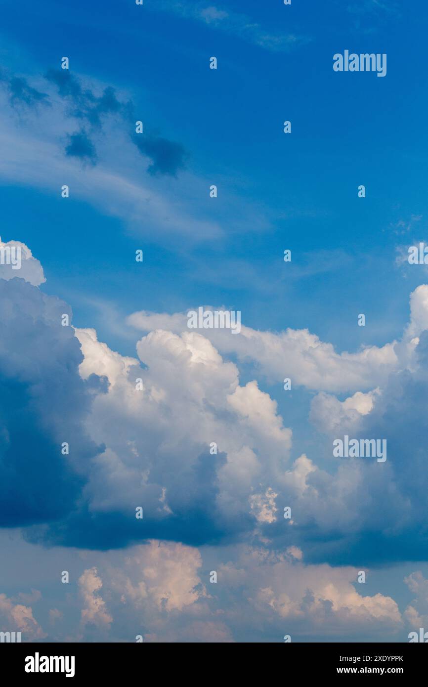 Estate periodiche nuvole sul cielo blu a luce naturale in Europa continentale. Chiudere shot wit teleobiettivo Foto Stock
