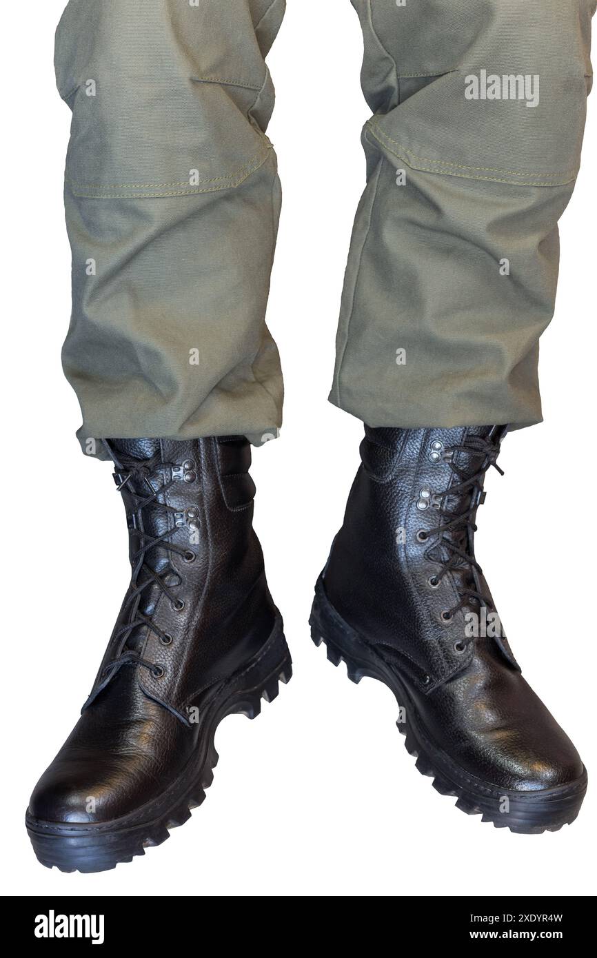 Gambe in pantaloni cachi dell'esercito e stivali militari Foto Stock