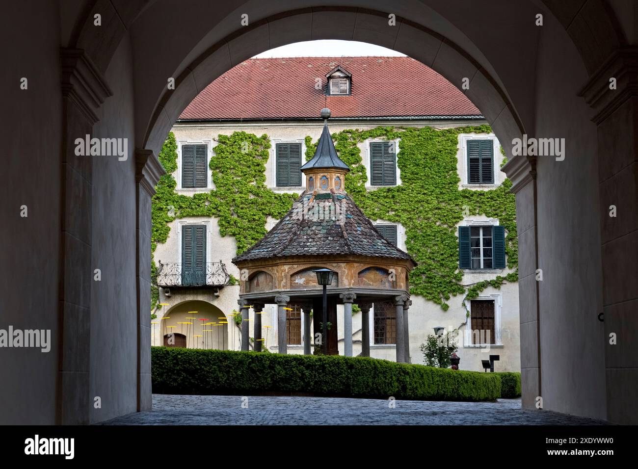 Abbazia di Novacella: Il "pozzo delle meraviglie" nel cortile interno. Varna, alto Adige, Italia. Foto Stock