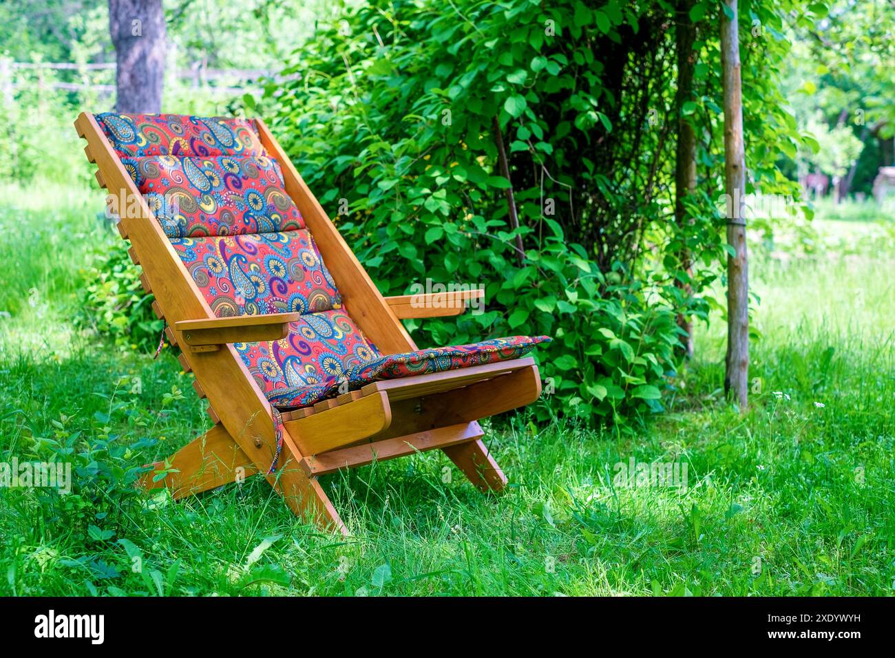 Ð¡capelli in giardino. Attività ricreative all'aperto. Serenità. Frutteto, vite di citronella Foto Stock