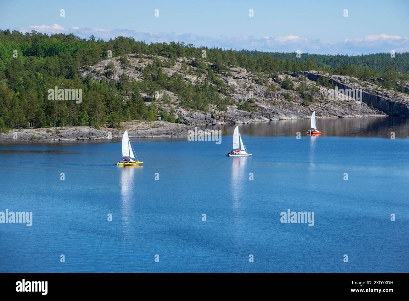 Tre barche a vela entrano nella baia di Tervu. Ladoga Skerries. Carelia, Russia Foto Stock