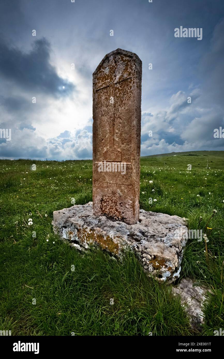 Croce Norderi: Antica pietra religiosa tra i pascoli della Lessinia. Velo Veronese, Veneto, Italia. Foto Stock