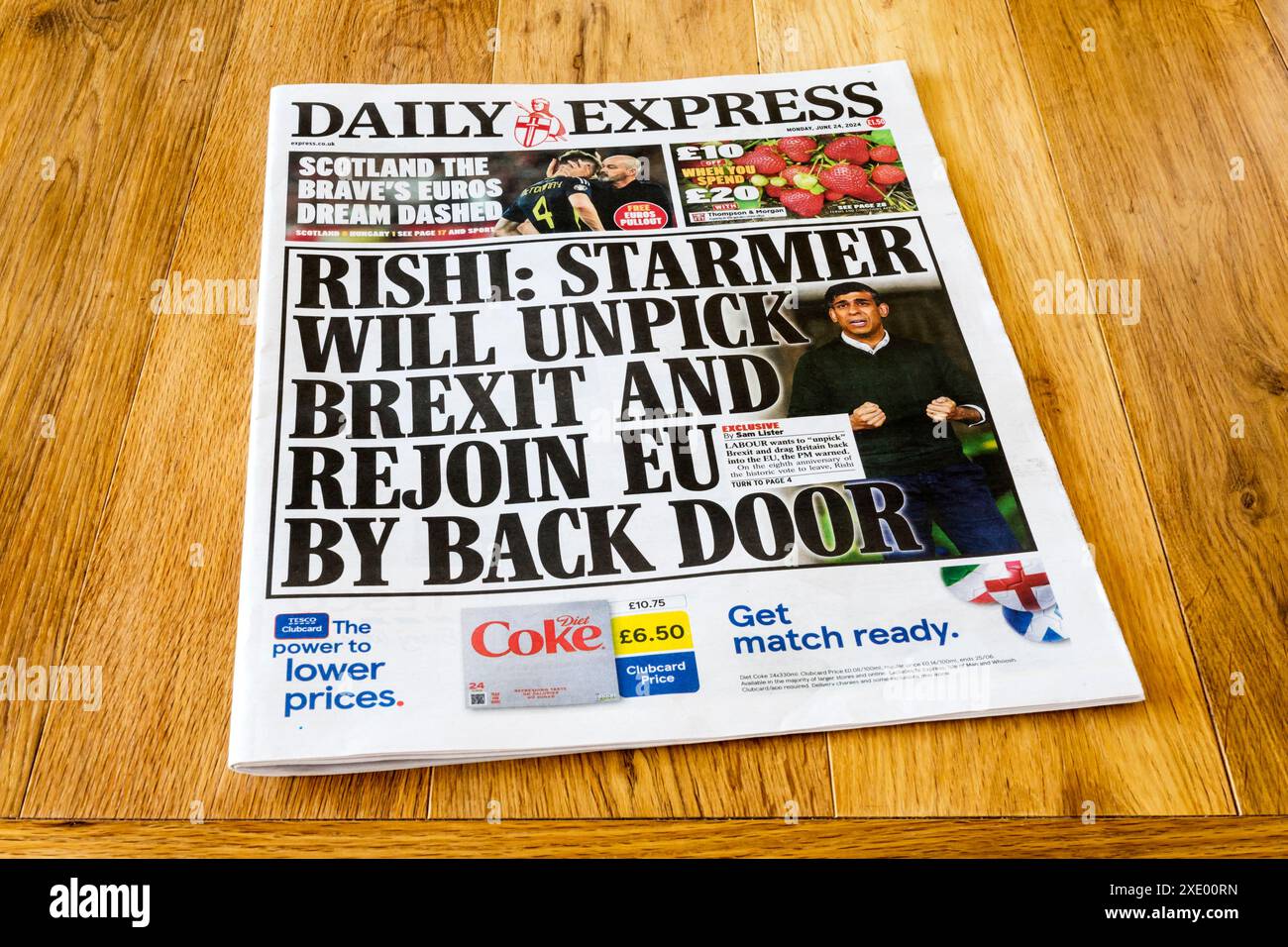 24 giugno 2024. Il titolo in prima pagina di Daily Express recita Rishi: Starmer annullerà la Brexit e si riunirà all'UE dalla porta posteriore. Foto Stock