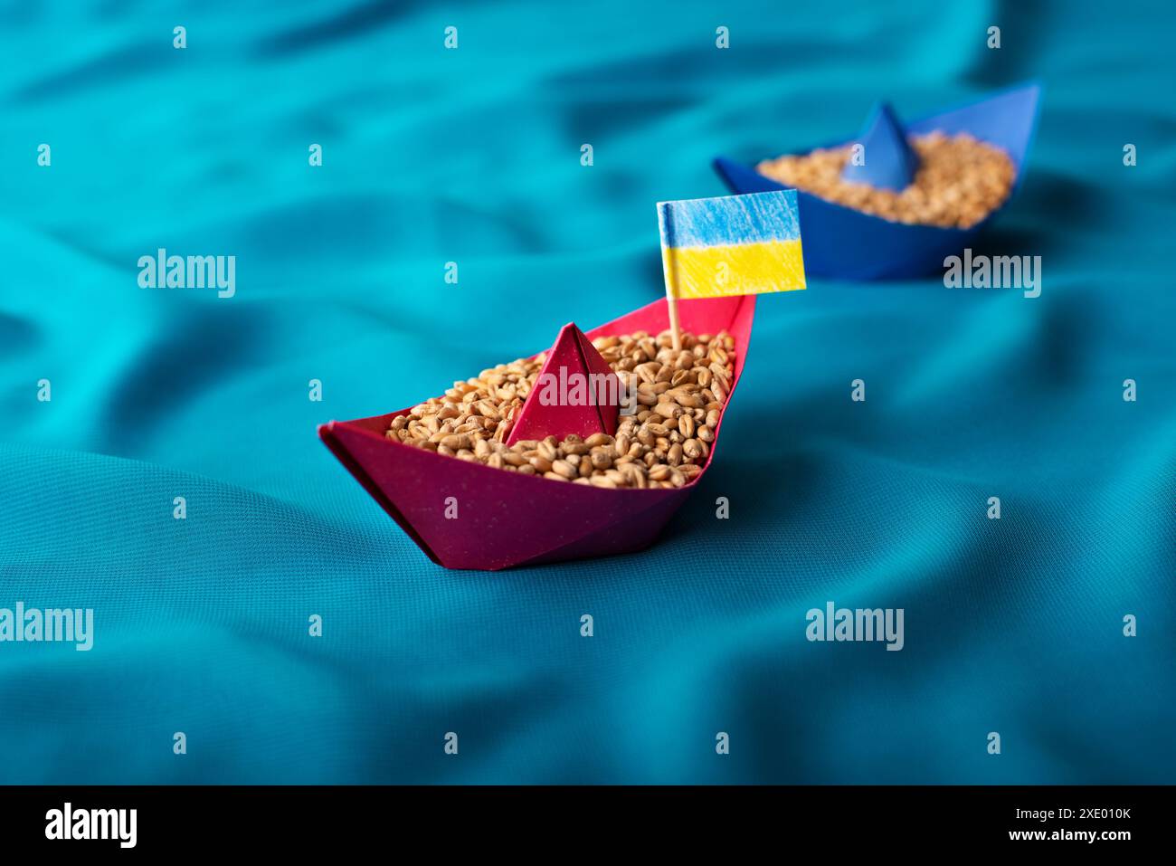 Navi con grano ucraino fatto di concetto di carta Foto Stock