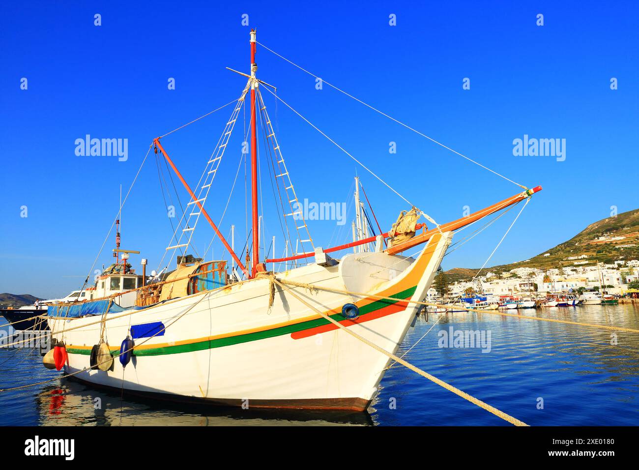 Bellissima barca tipica greca, isola di Paros, Cicladi, Grecia Foto Stock