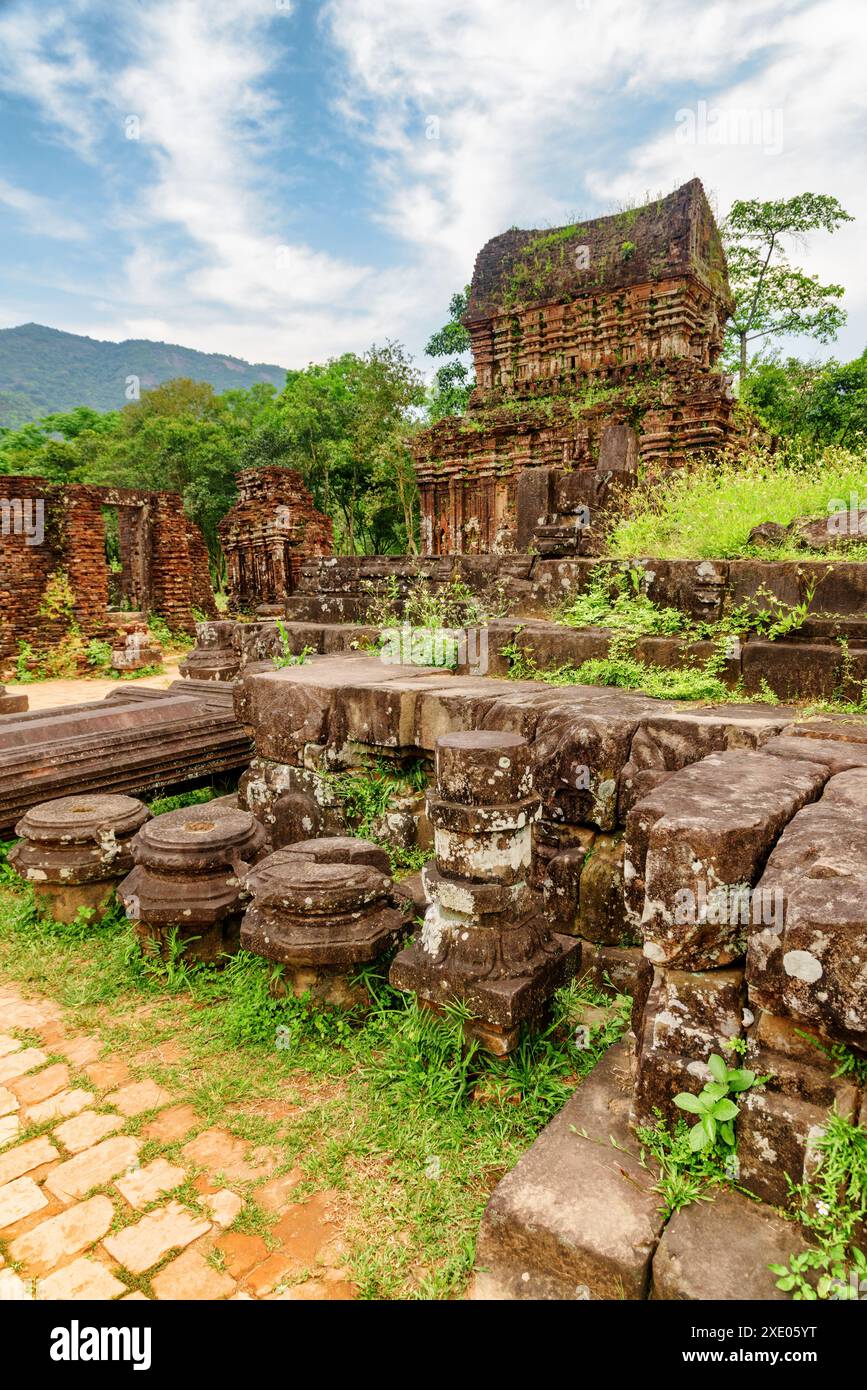 Vista panoramica del tempio in mattoni rossi del santuario di My Son tra boschi verdi a da Nang (Danang), Vietnam. Foto Stock