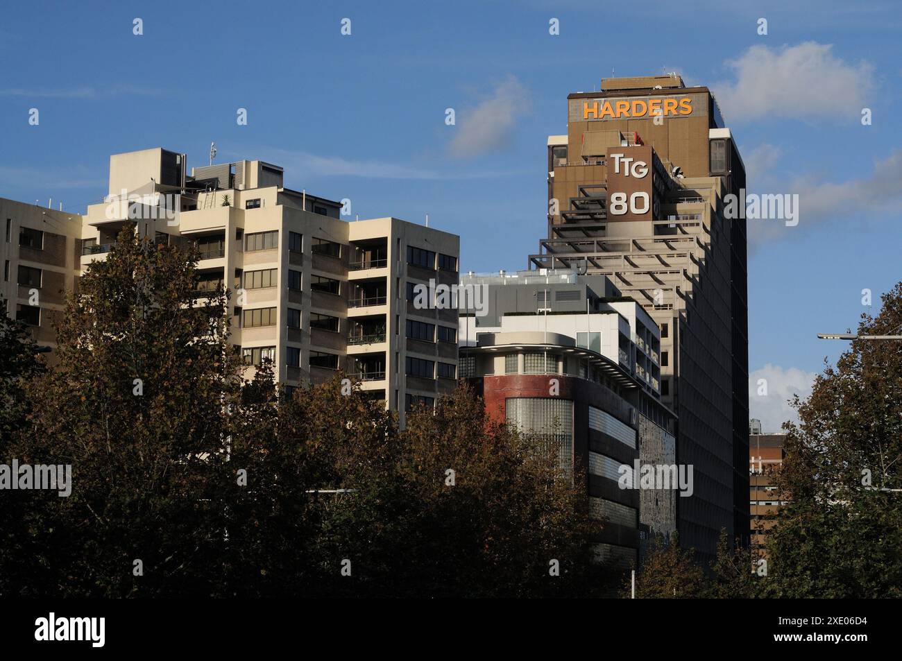 TTG 80, Harders, alte torri terrazzate su William Street viste da Cook & Phillip Park, Woolloomooloo, Sydney, Australia Foto Stock