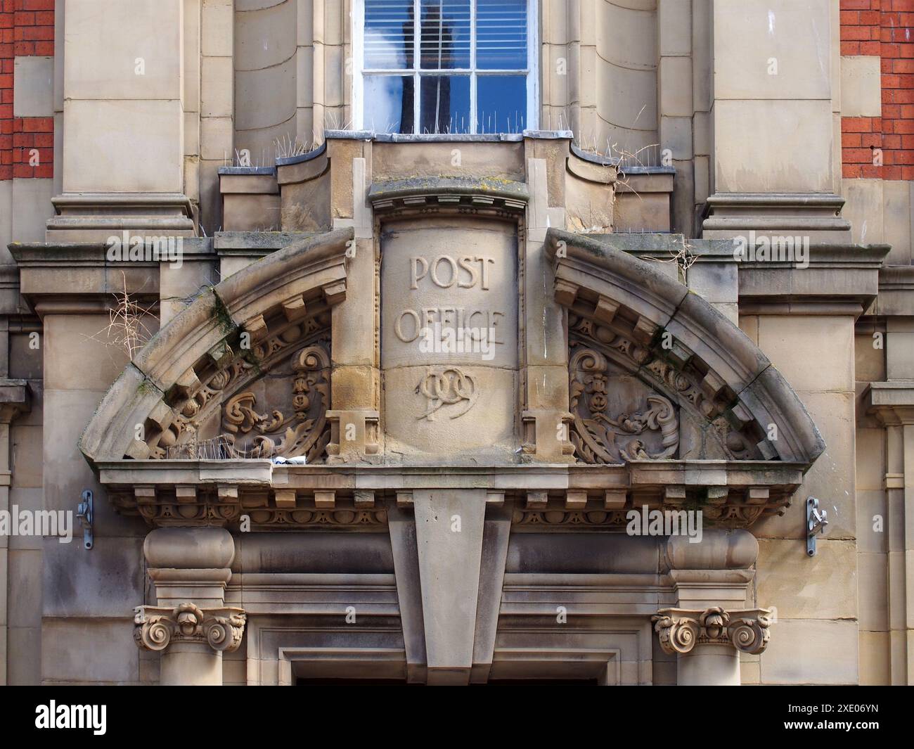 Cartello sopra la porta di pietra dell'ex ufficio postale chiuso di scarborough Foto Stock