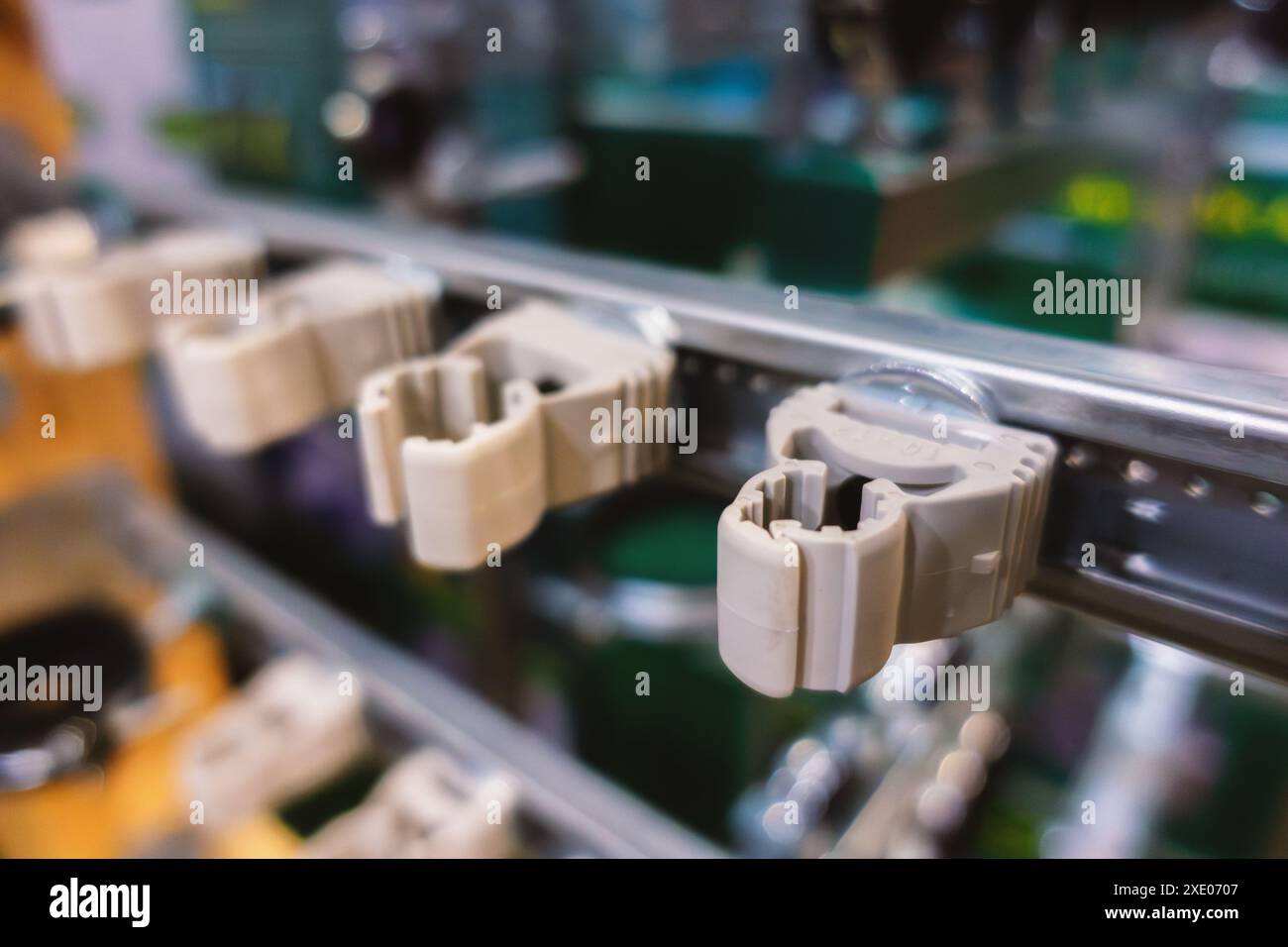 Sistema di fissaggio. Morsetto in plastica per tubi Foto Stock