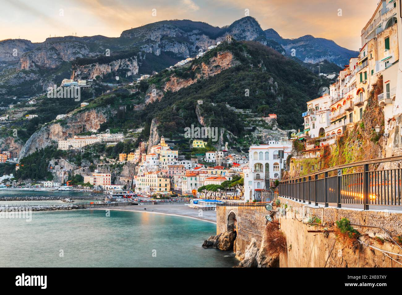 Amalfi, Italia skyline della città costiera sul Mar Tirreno al tramonto. Foto Stock