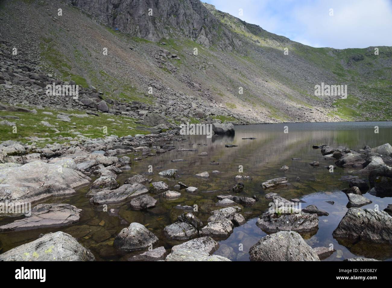 Sulla riva di un lakeland tarn Foto Stock