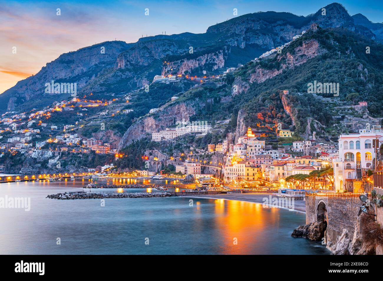 Amalfi, Italia skyline della città costiera sul Mar Tirreno al tramonto. Foto Stock