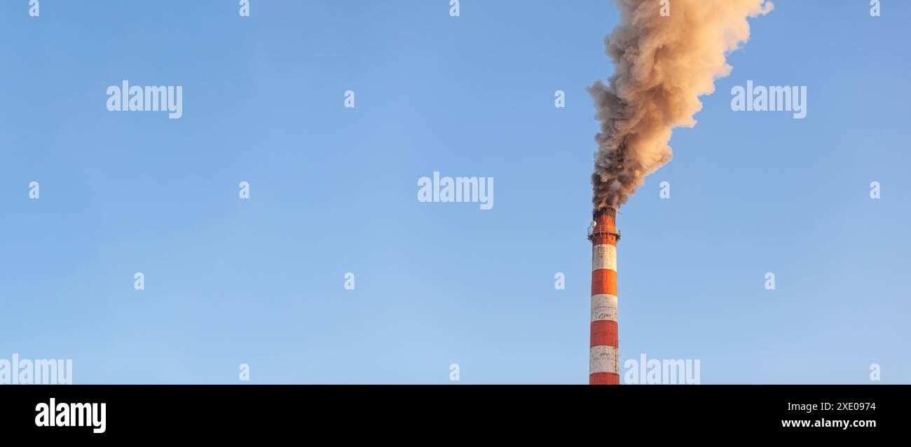 Fumo bianco spesso dal camino del locale caldaia. Zona industriale. Foto Stock