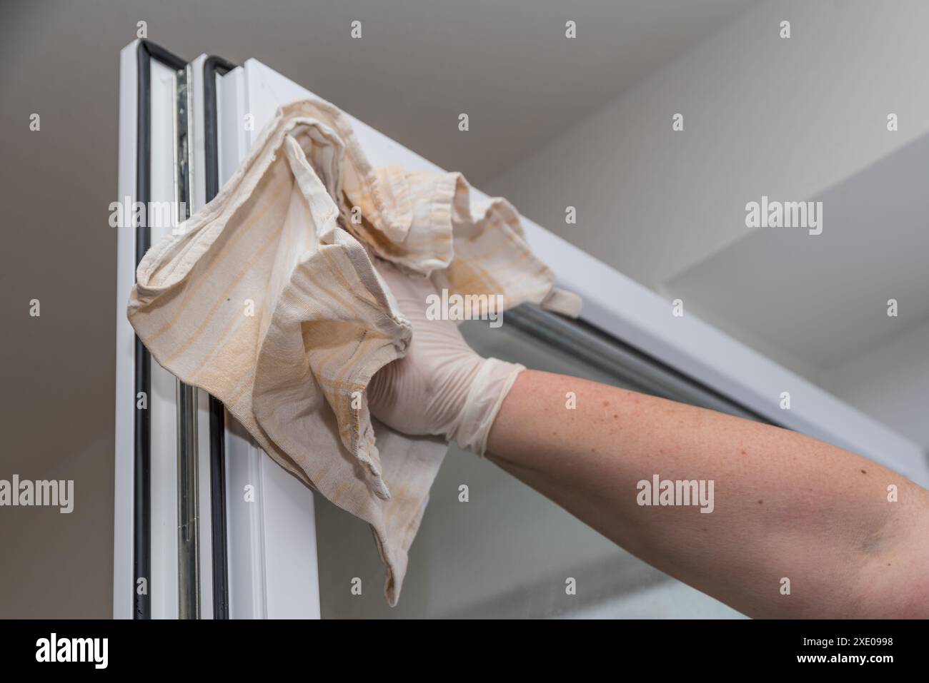 Pulire i finestrini con uno straccio - pulizie di primavera e lavori domestici Foto Stock
