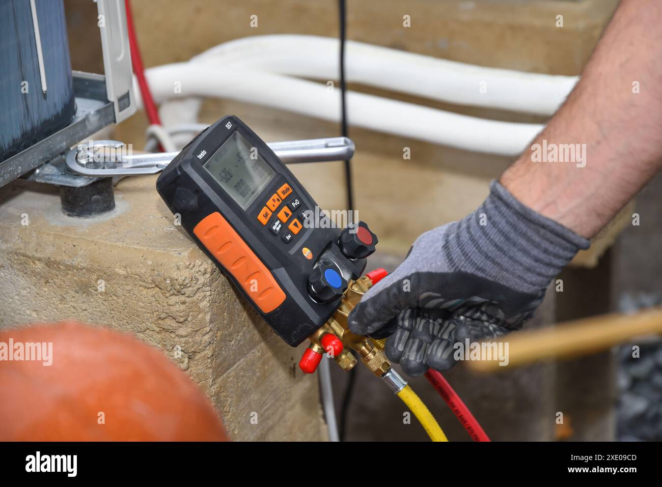 Il tecnico controlla i valori con un dispositivo di misurazione - primo piano Foto Stock