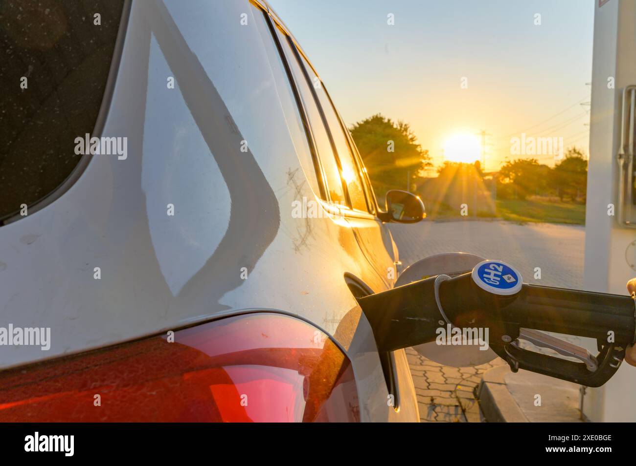 Auto alla stazione di rifornimento dell'idrogeno. Si sta alimentando un'automobile a idrogeno con celle a combustibile presso la stazione a idrogeno.idrogeno Foto Stock