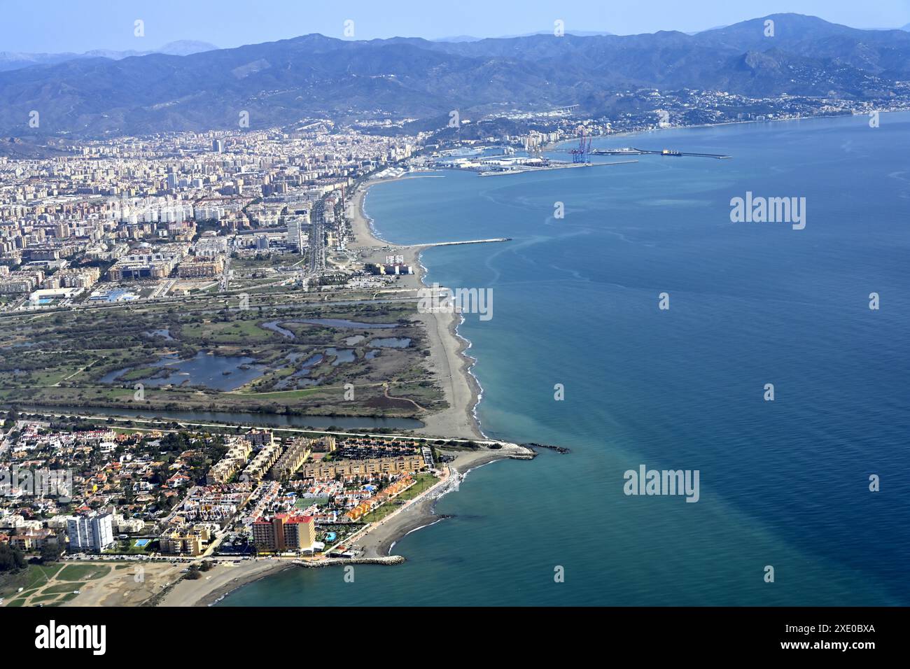 Vista aerea della costa, del mare, dell'area edificata, dell'estuario del fiume Guadalhorce e della città montana di Malaga, Spagna Foto Stock