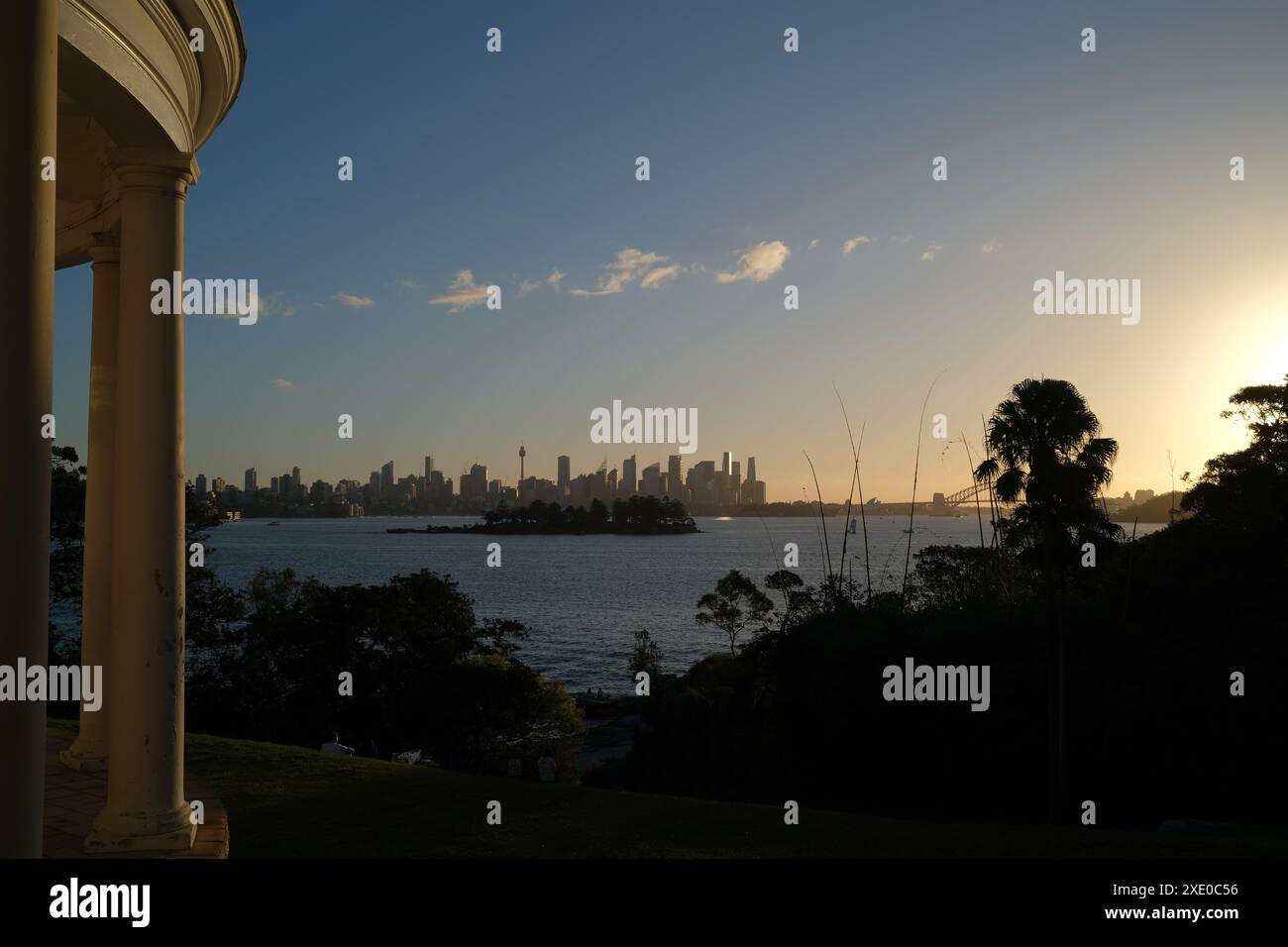 Vaucluse, Sydney, l'iconico skyline del porto, del ponte e dell'Opera House visto dalla Carrara House sulla Strickland Estate, nel Parco Nazionale dell'Harbour Foto Stock