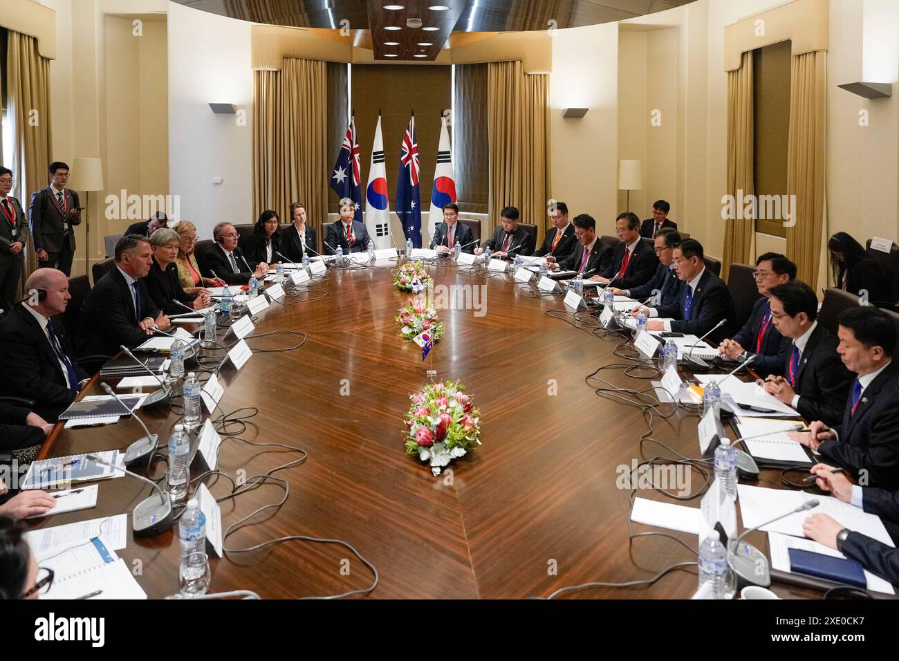 Il vice primo ministro australiano e ministro della difesa Richard Marles e il ministro australiano degli affari esteri Penny Wong parlano con il ministro degli affari esteri della Repubblica di Corea Cho Tae-yul e con il ministro della difesa nazionale Shin Won-sik durante la riunione dei MinistersÕ degli affari esteri e della difesa australiani-coreani del 22 a Melbourne, mercoledì 1° maggio 2024. AAP Image/Pool, Asanka Brendon Ratnayake NO ARCHIVING MELBOURNE VICTORIA AUSTRALIA *** il Vice primo Ministro australiano e Ministro della difesa Richard Marles e il Ministro australiano degli affari Esteri Penny Wong parlano Foto Stock