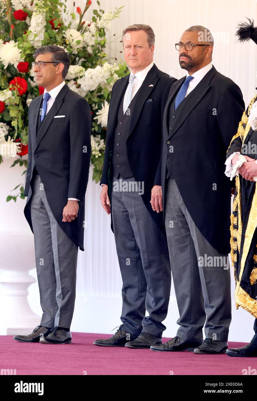 (Da sinistra a destra) il primo ministro Rishi Sunak, il ministro degli Esteri Lord David Cameron e il ministro degli interni James intelligenti durante la cerimonia di benvenuto alla Horse Guards Parade di Londra, per la visita di stato nel Regno Unito dell'imperatrice e di suo marito, l'imperatore Naruhito. Data foto: Martedì 25 giugno 2024. Foto Stock