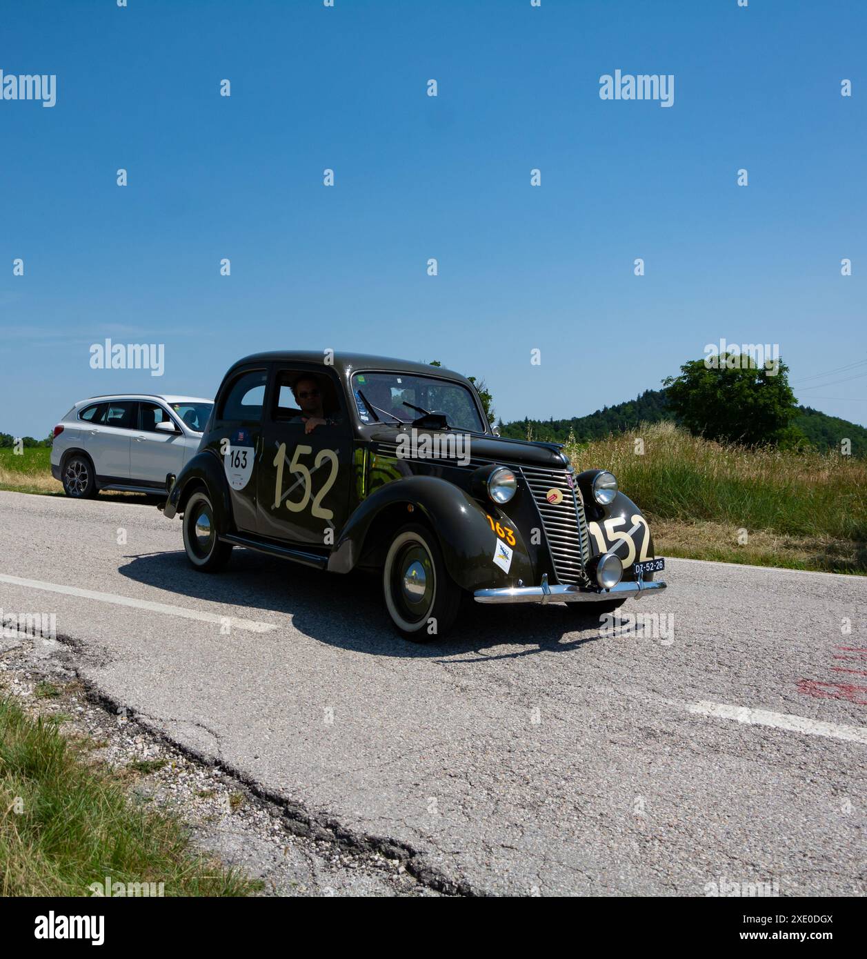 FIAT 1100 B BERLINA 1949 su una vecchia auto da corsa nel rally mille miglia 2022 la famosa corsa storica italiana Foto Stock