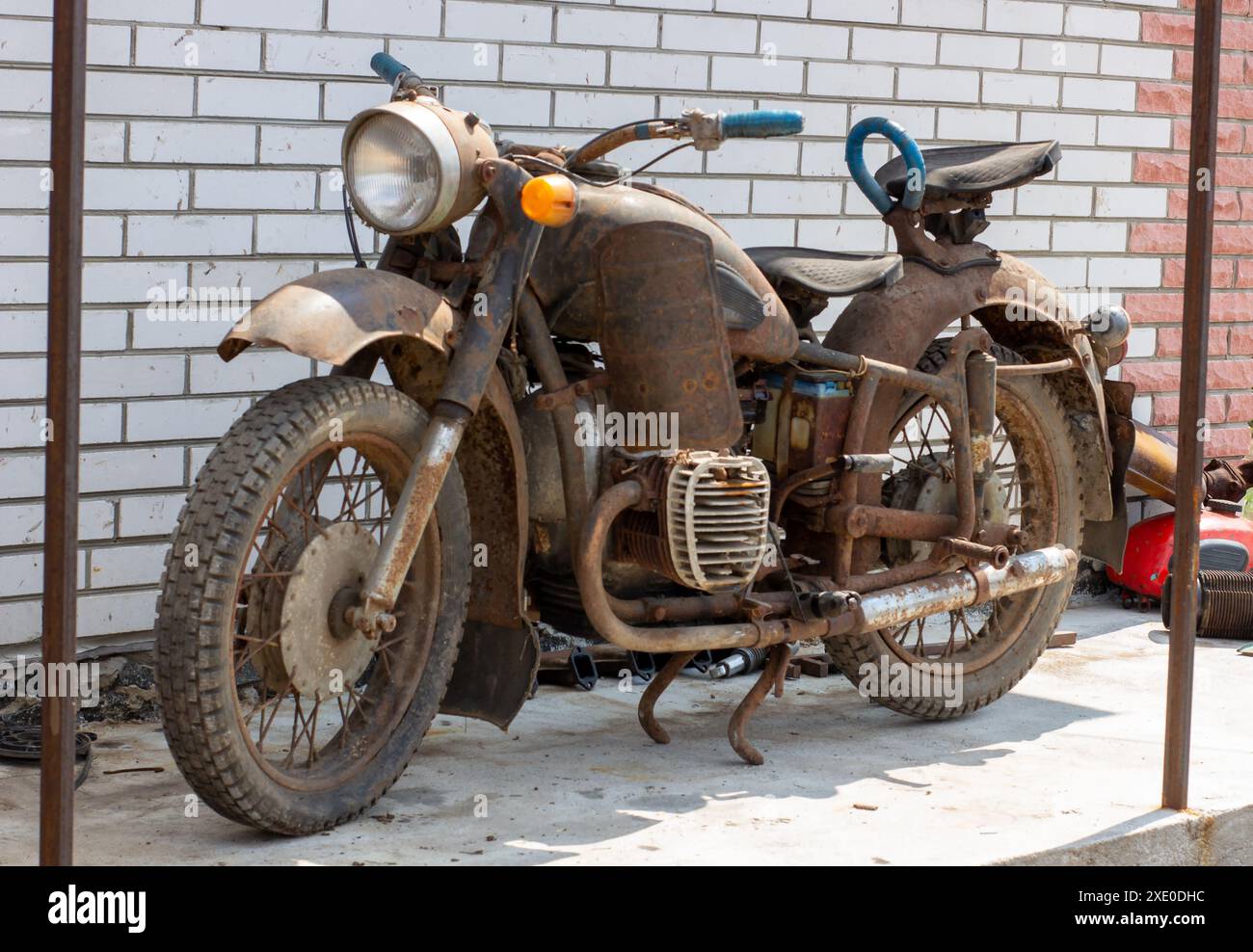 Vecchia motocicletta retrò arrugginita. Bicicletta per restauro. Foto Stock