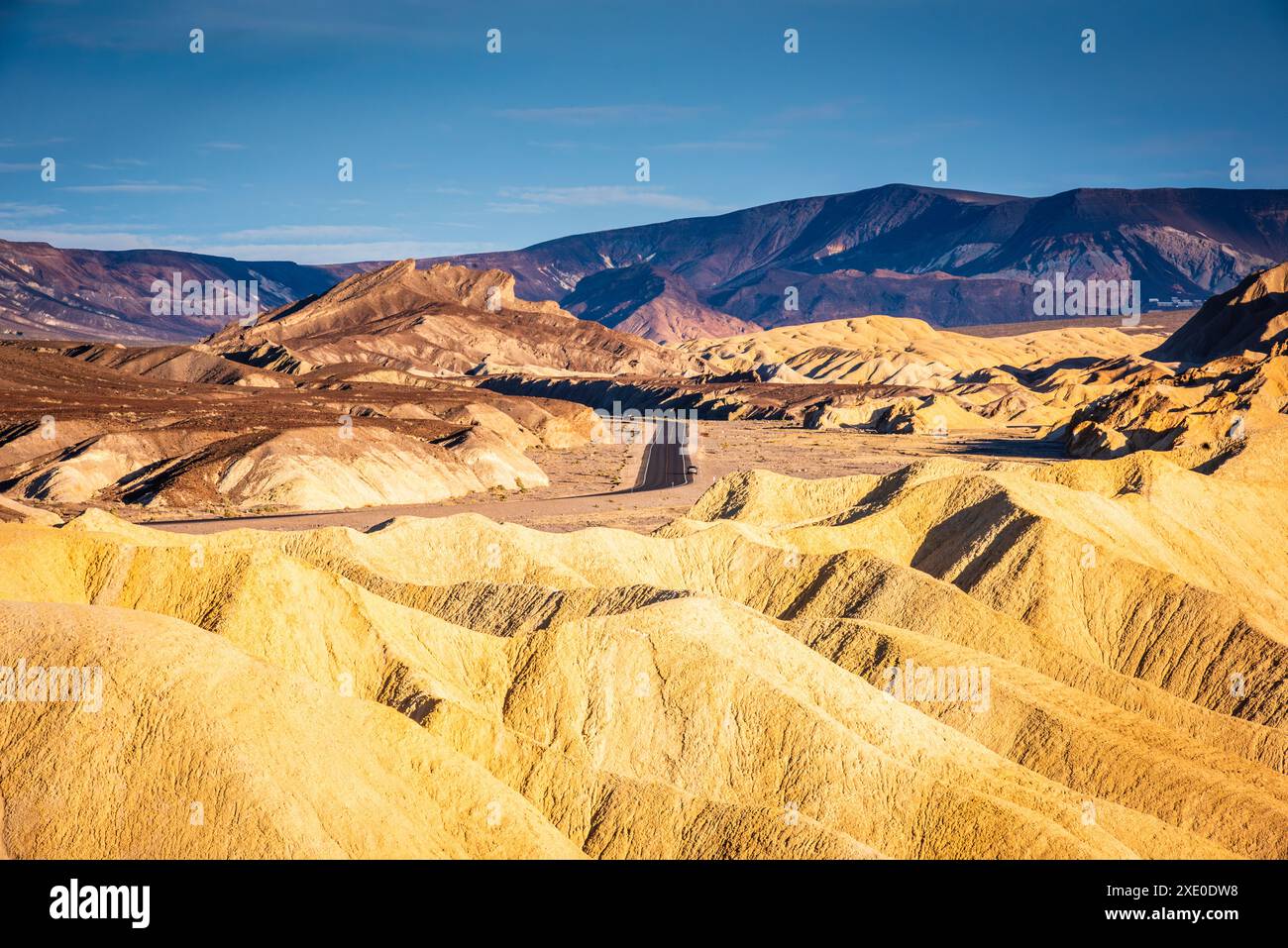 Zabriskie Point è una parte della catena dell'Amargosa situata ad est della Valle della morte nel Parco Nazionale della Valle della morte. Foto Stock