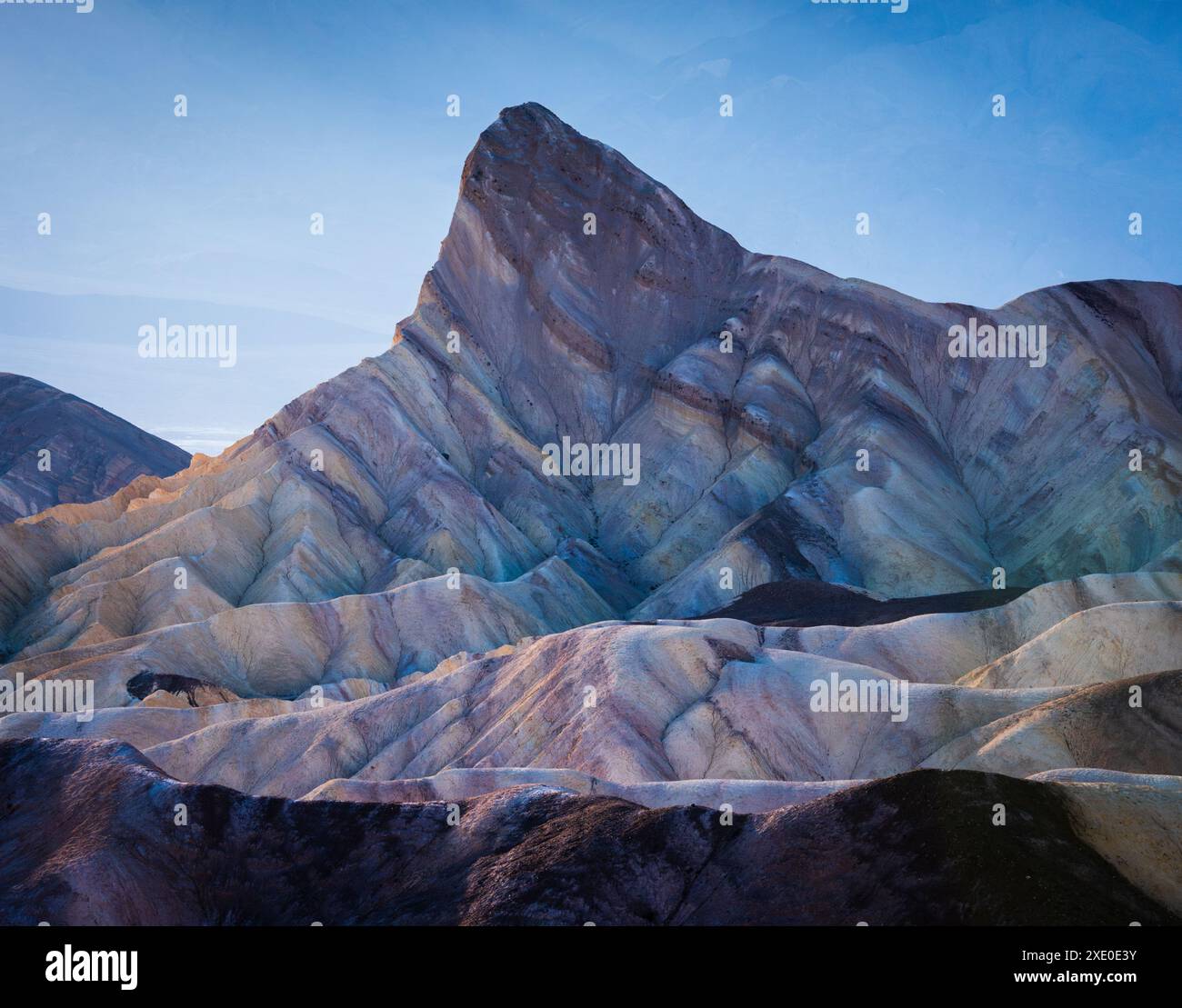 Colori del deserto dipinti a Zabriskie Point nella catena dell'Amargosa situata a est della Valle della morte nel Parco Nazionale della Valle della morte. Foto Stock