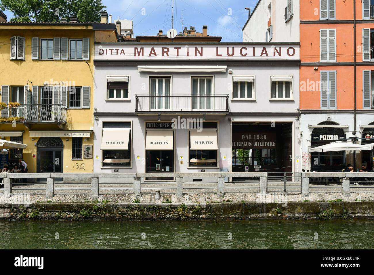 Esterno della Ditta Martin Luciano, storico negozio di abbigliamento da lavoro e militare dal 1938, affacciato sul corso d'acqua del Naviglio grande, Milano, Italia Foto Stock