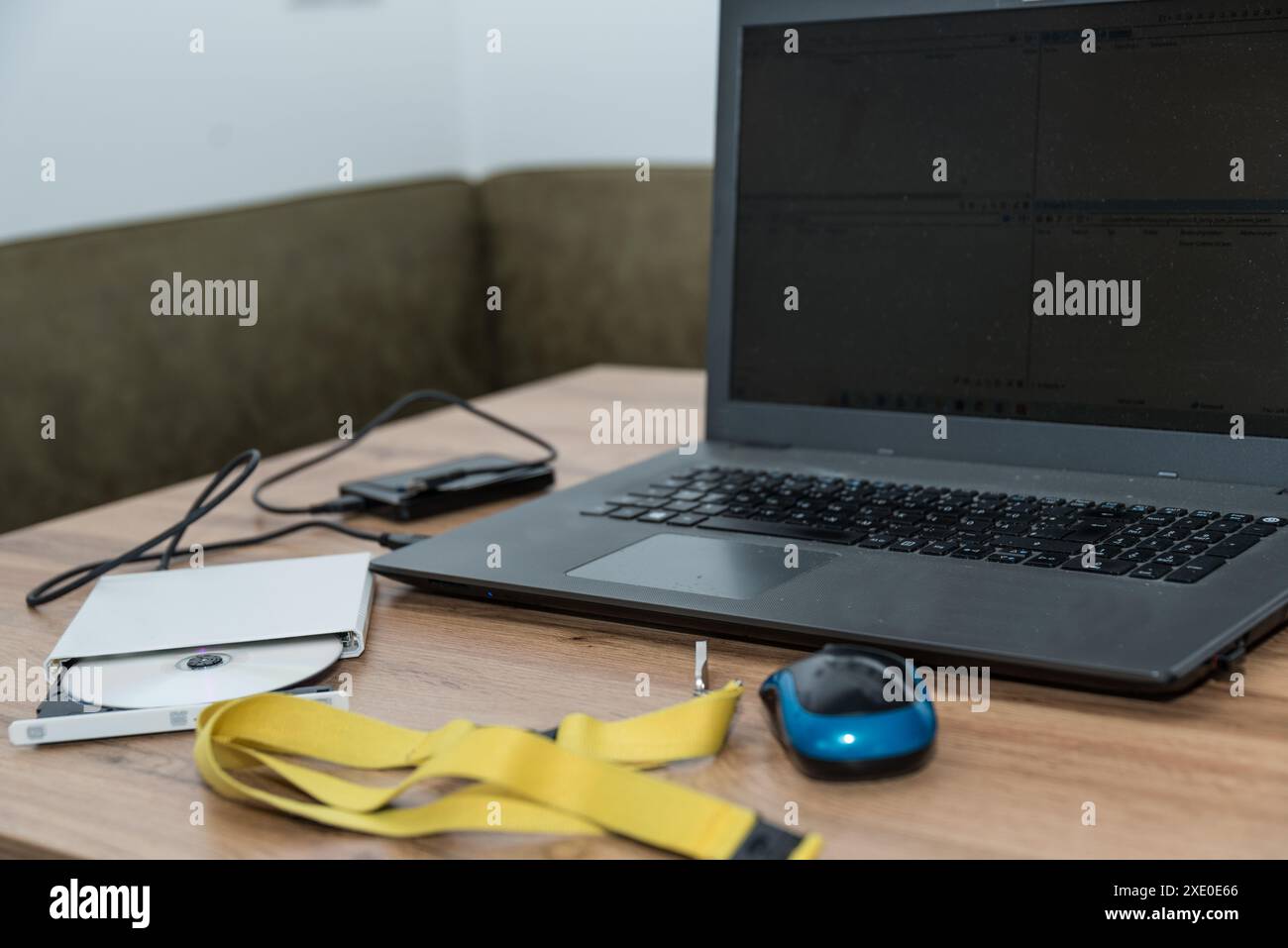 Computer portatile con supporti di archiviazione esterni - DVD, chiavetta USB e disco rigido esterno Foto Stock