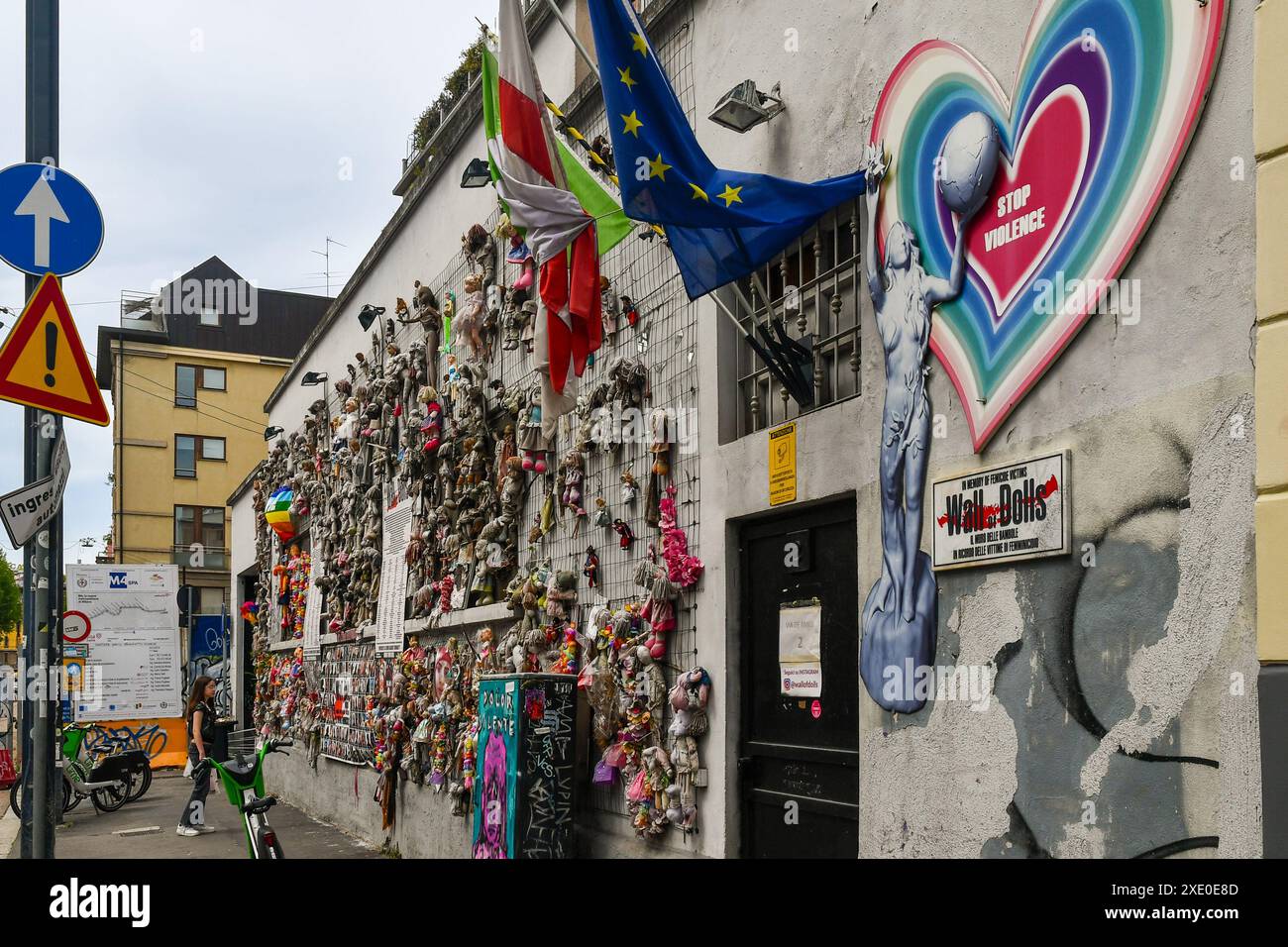 Wall of Dolls, un'installazione artistica divenne un simbolo contro le femminicidi e la violenza contro le donne, nella centralissima via de Amicis, Milano, Italia Foto Stock