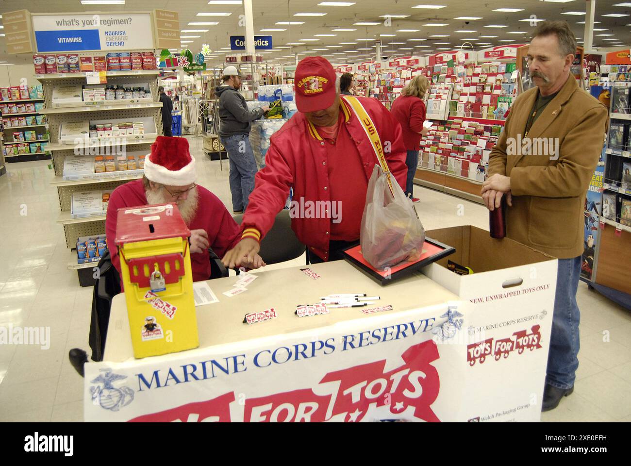 Lewiston . Stato dell'Idaho. USA  USA Retired Marine Corps Reserve colleziona giocattoli per bambini durante i battesimi e dona ai bambini che potrebbero non avere giocattoli per regali di natale 21 dicembre 2014. ( Foto di Francis Joseph Dean/Deanpictures) Foto Stock