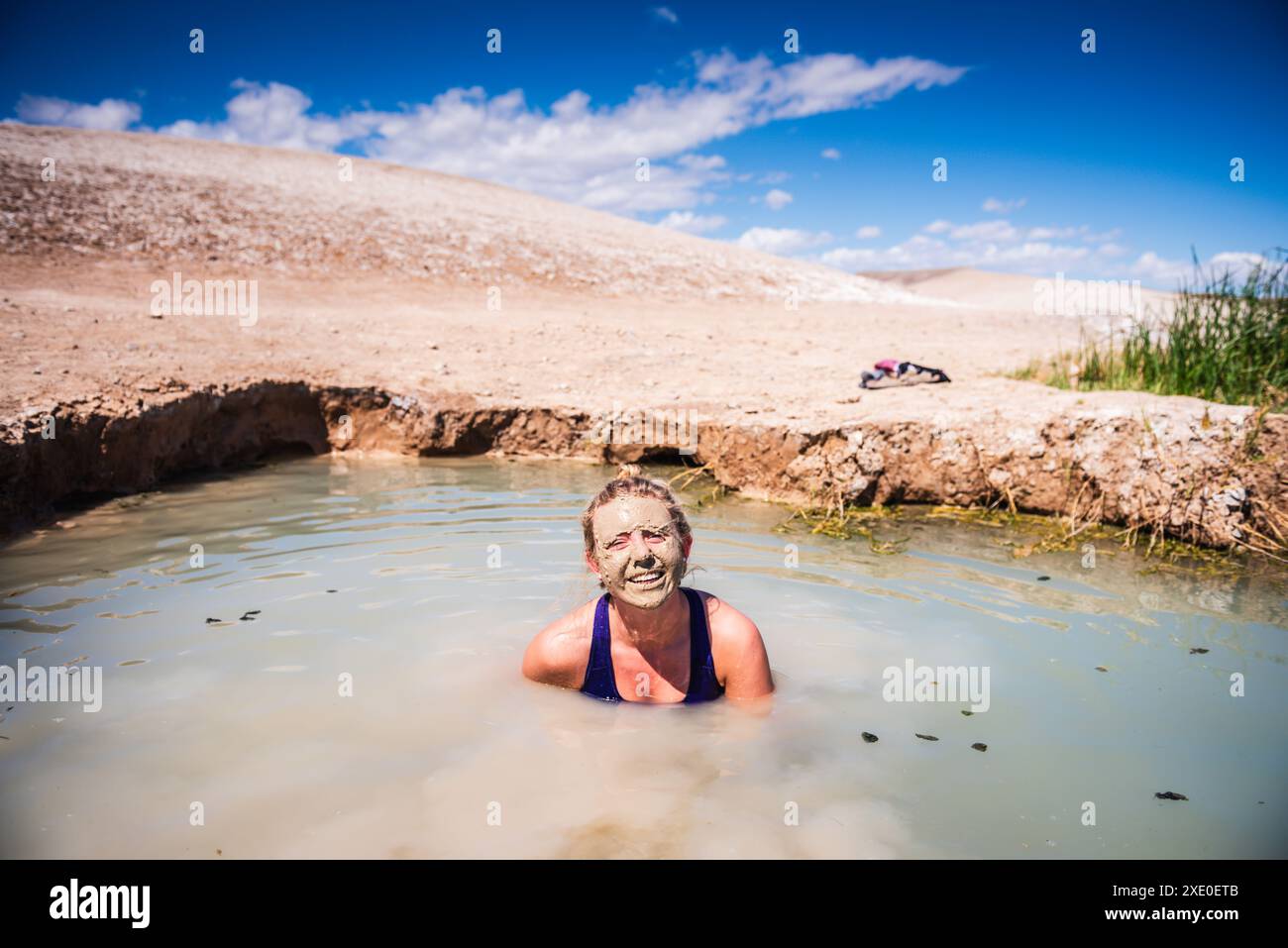 Tecopa, California USA - 27 marzo 2017: Le sorgenti termali di fango di Tecopa sono un'oasi nel deserto. Queste sorgenti termali sono gratuite e l'abbigliamento è facoltativo. C'è Foto Stock