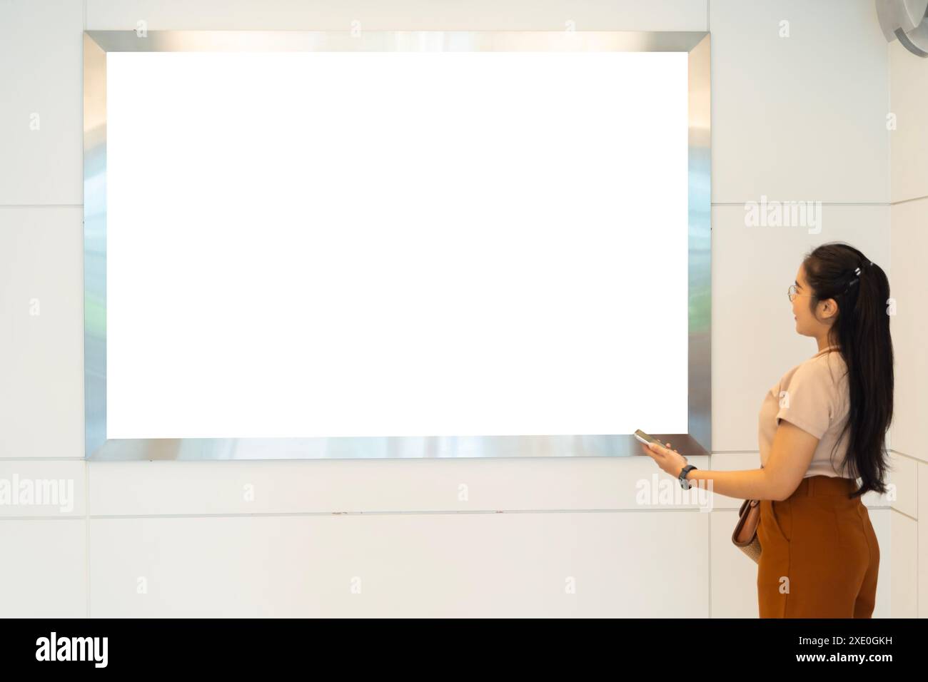 Poster orizzontale di grandi dimensioni vuoto in luoghi pubblici. Un cartello mockup vicino alla scala mobile nell'edificio dell'aeroporto, nell'edificio degli uffici o nella stazione della metropolitana. Visualizzazione 3D. Foto Stock