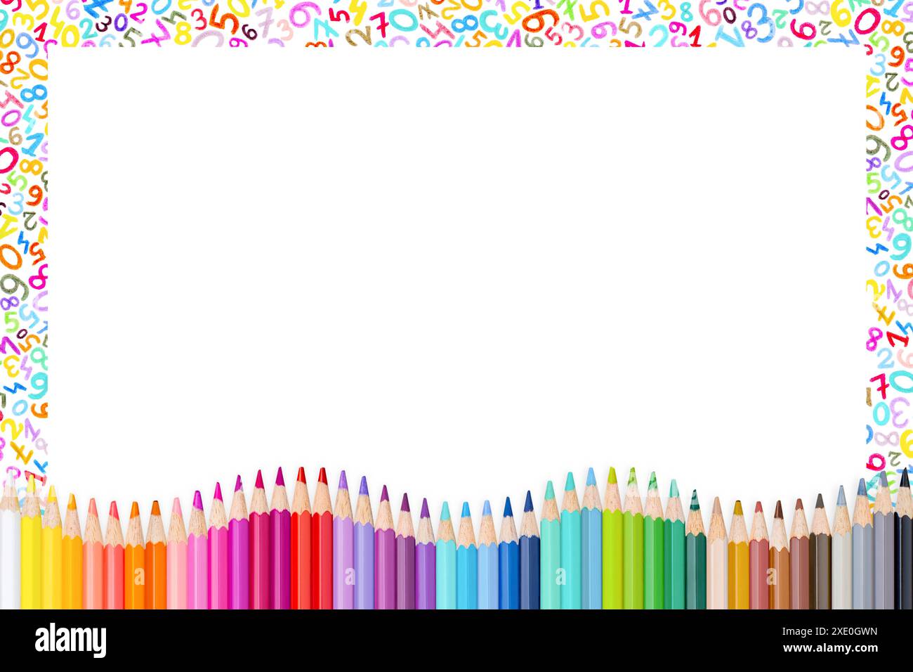 Carattere dei numeri Crayon colorati in cera e ondulazione di matite in legno cornice su sfondo bianco. Concetto Back to School con Copy Space Foto Stock