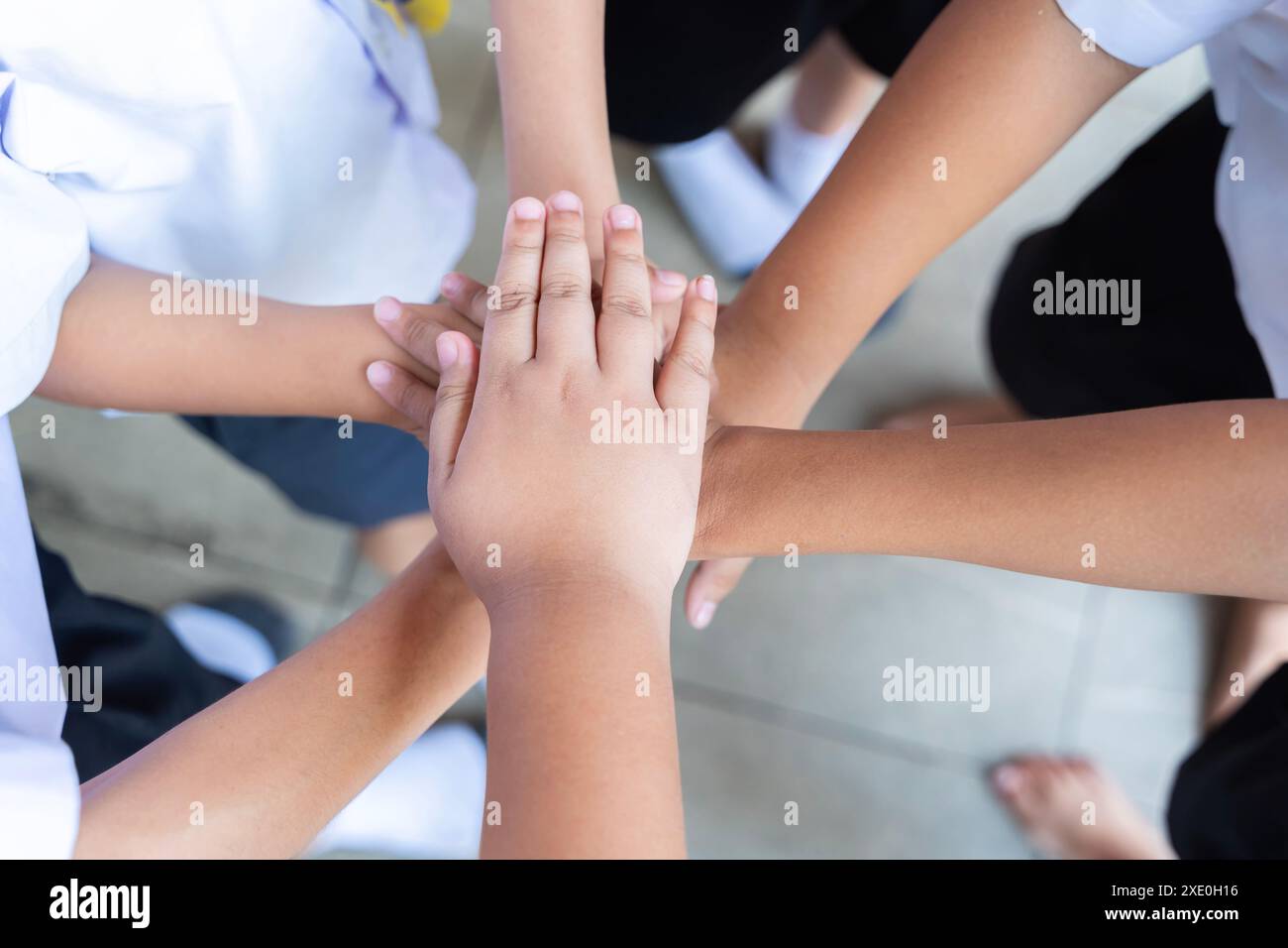 Bambini felici, squadra sportiva che alza la mano sul campo. Squadra sportiva di bambini, ragazzi al campo sportivo, alzare la mano prima della competizione, età scolastica Foto Stock