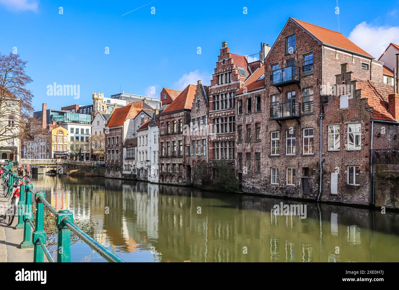 Via, fiume e case medievali di Gand, una città nella regione fiamminga del Belgio. Concetto di viaggio Foto Stock