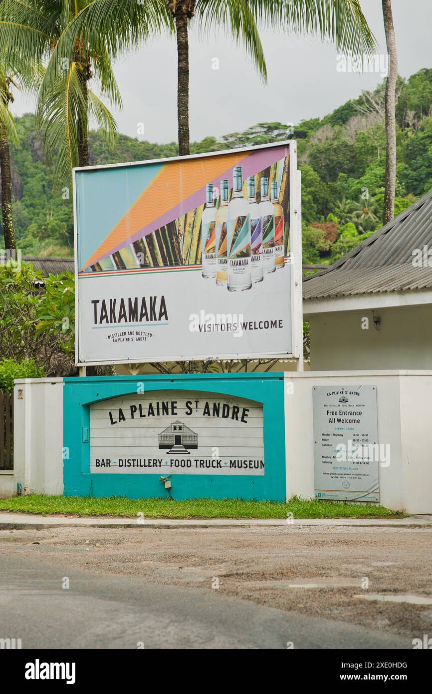 Mahe, Seychelles 25.06.2024 cartello stradale della distilleria di rum Takamaka Foto Stock