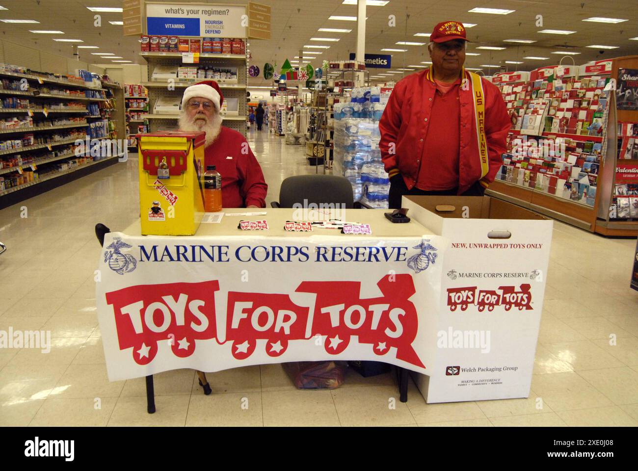 Lewiston . Stato dell'Idaho. USA  USA Retired Marine Corps Reserve Colleziona i giocattoli per i bambini durante i battesimi e dona ai bambini che potrebbero non avere giocattoli per i regali di natale 21 dicembre 2014. Foto di Francis Joseph Dean/Deanpictures Foto Stock