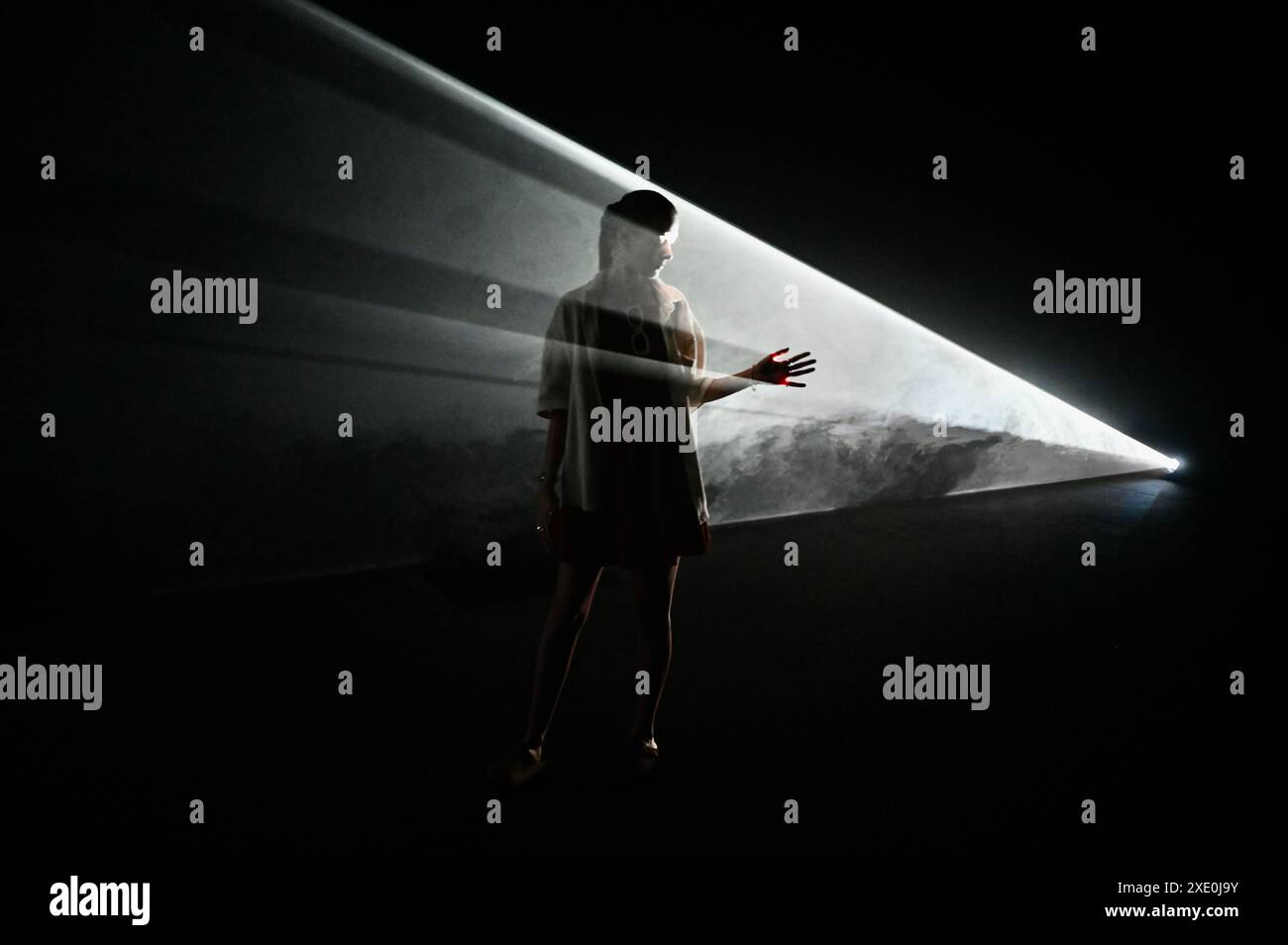 Londra, Regno Unito. Martedì 25 giugno 2024. Tate Modern presenta una mostra di installazioni a "luce solida" dell'artista britannico Anthony McCall (nato nel 1946). Pioniere del cinema sperimentale e dell'arte delle installazioni, McCall è noto per le sue installazioni di film di materiali in cui la luce proiettata viene visibilmente potenziata utilizzando una sottile nebbia per produrre forme di luce solide, riunendo film, scultura e disegno. Crediti: michael melia/Alamy Live News Foto Stock