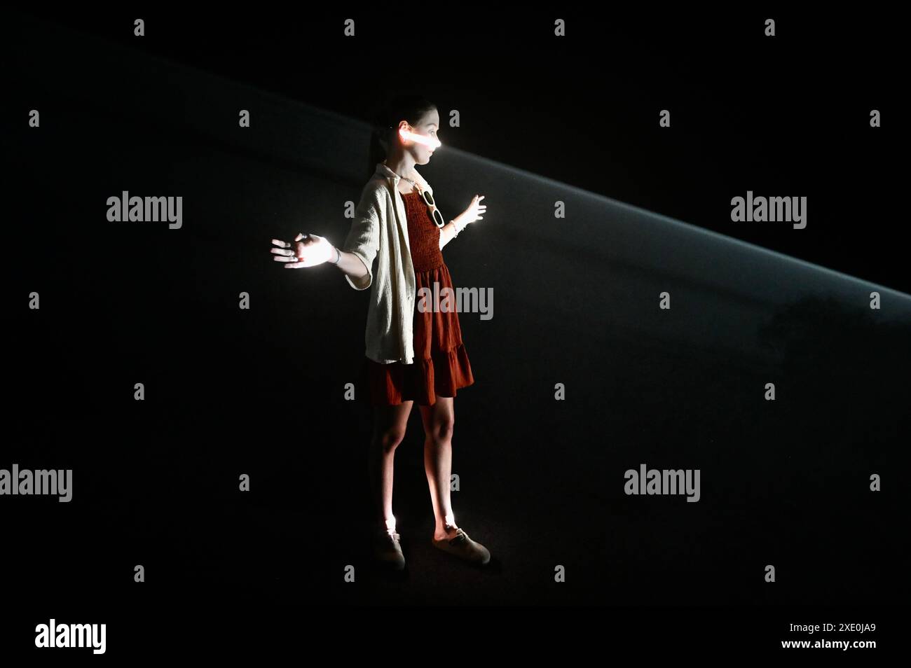 Londra, Regno Unito. Martedì 25 giugno 2024. Tate Modern presenta una mostra di installazioni a "luce solida" dell'artista britannico Anthony McCall (nato nel 1946). Pioniere del cinema sperimentale e dell'arte delle installazioni, McCall è noto per le sue installazioni di film di materiali in cui la luce proiettata viene visibilmente potenziata utilizzando una sottile nebbia per produrre forme di luce solide, riunendo film, scultura e disegno. Crediti: michael melia/Alamy Live News Foto Stock