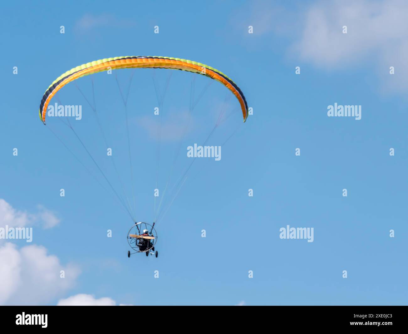 REGIONE DI MOSCA, CAMPO DI AVIAZIONE CHERNOE 22 maggio 2021: Paracadute motorizzato contro il Blue Sky Aviation festival, teoria e pratica Foto Stock