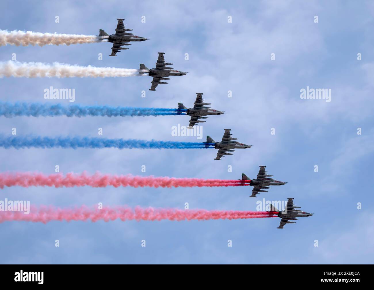 MOSCA, RUSSIA - 7 MAGGIO 2022 sfilata Avia a Mosca. Gruppo di combattenti russi Sukhoi su-25 con bandiera russa dipinta nel cielo Foto Stock