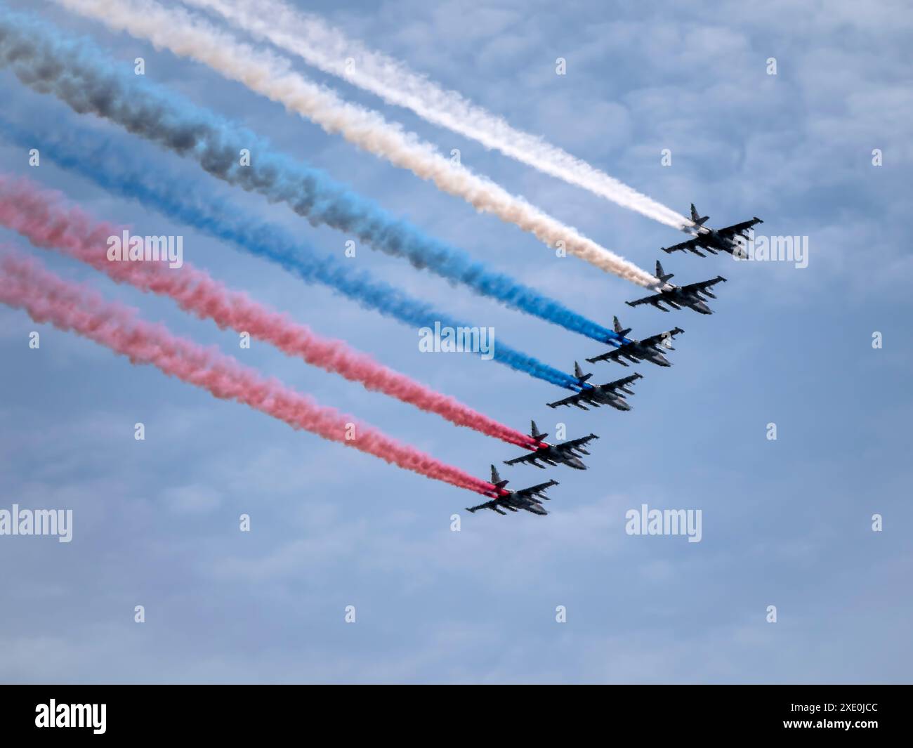 MOSCA, RUSSIA - 7 MAGGIO 2022 sfilata Avia a Mosca. Gruppo di combattenti russi Sukhoi su-25 con bandiera russa dipinta nel cielo Foto Stock